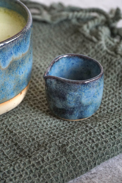 mažas indelis skirtas grietinėlei mėlynos spalvos