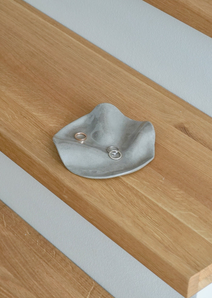 pilka lėkštelė papuošalams