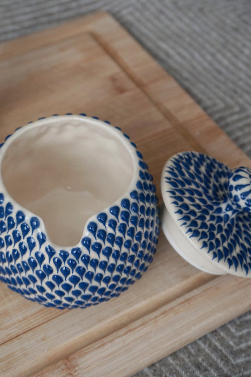 druskinė cukrinė su dangteliu ir vieta šaukštui