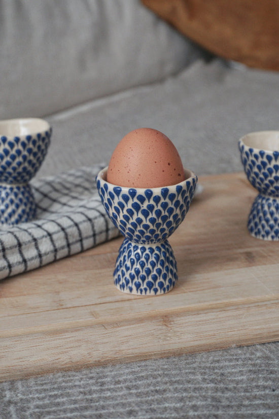 Indelis virtam kiaušiniui dengtas mėlynu raštu