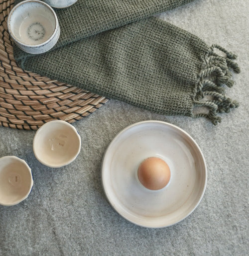 Balta lėkštė su vieta minkštai virtam kiušiniui