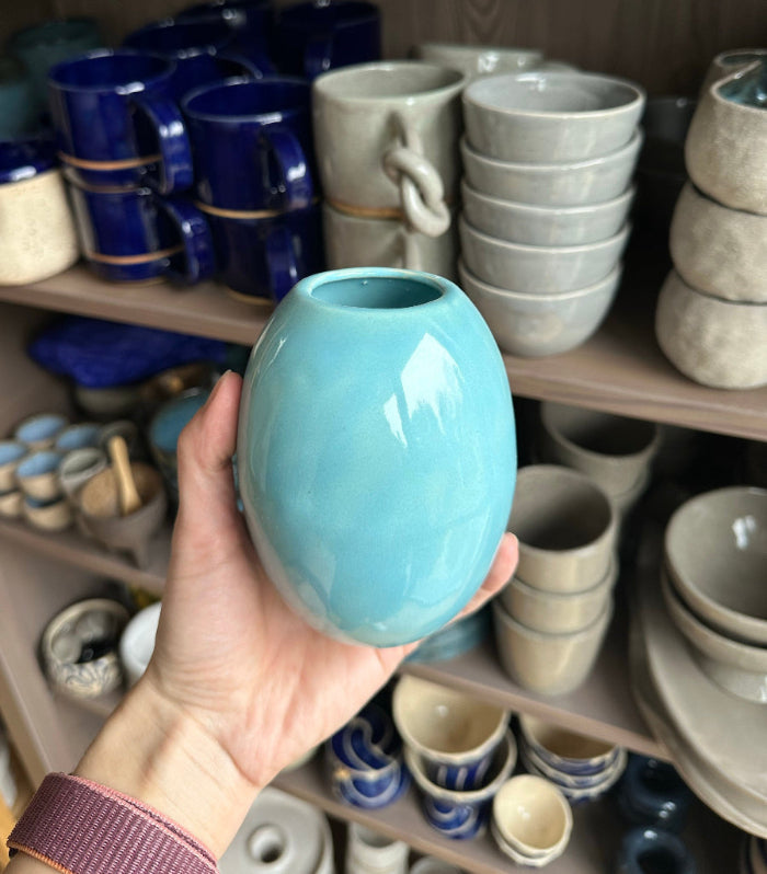 žydra maža gėlių vazelė