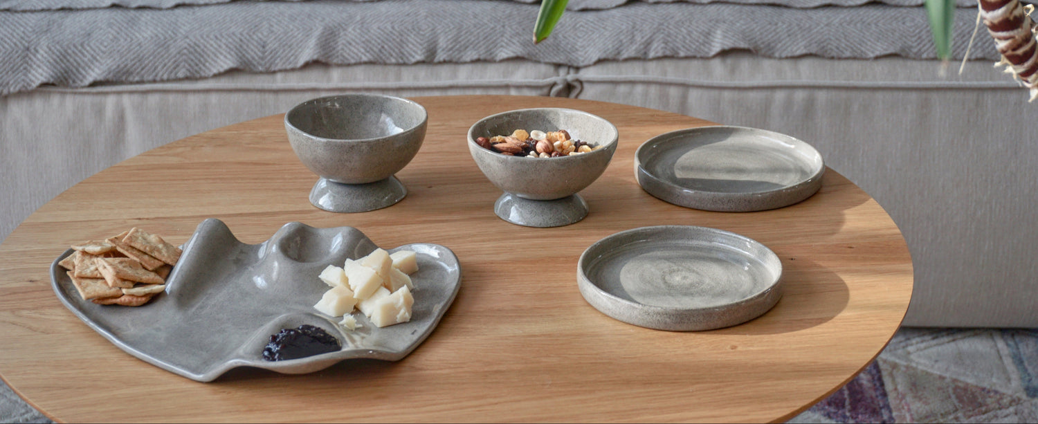 STONE kolekcija sukurta naudojant išskirtinį molį, kuris primena akmens ar cemento tekstūra.