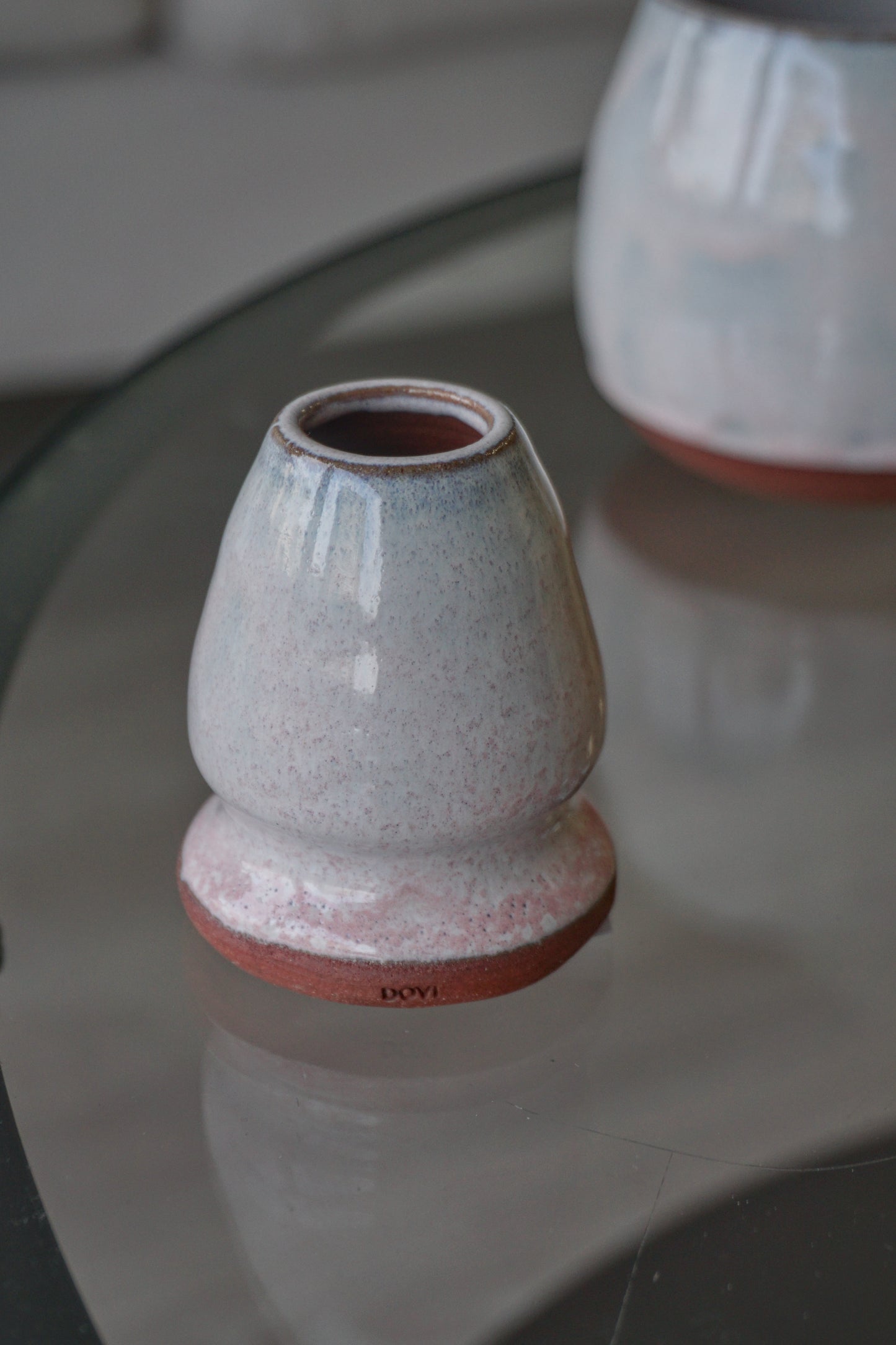 Raudono molio matcha šluotelės laikiklis