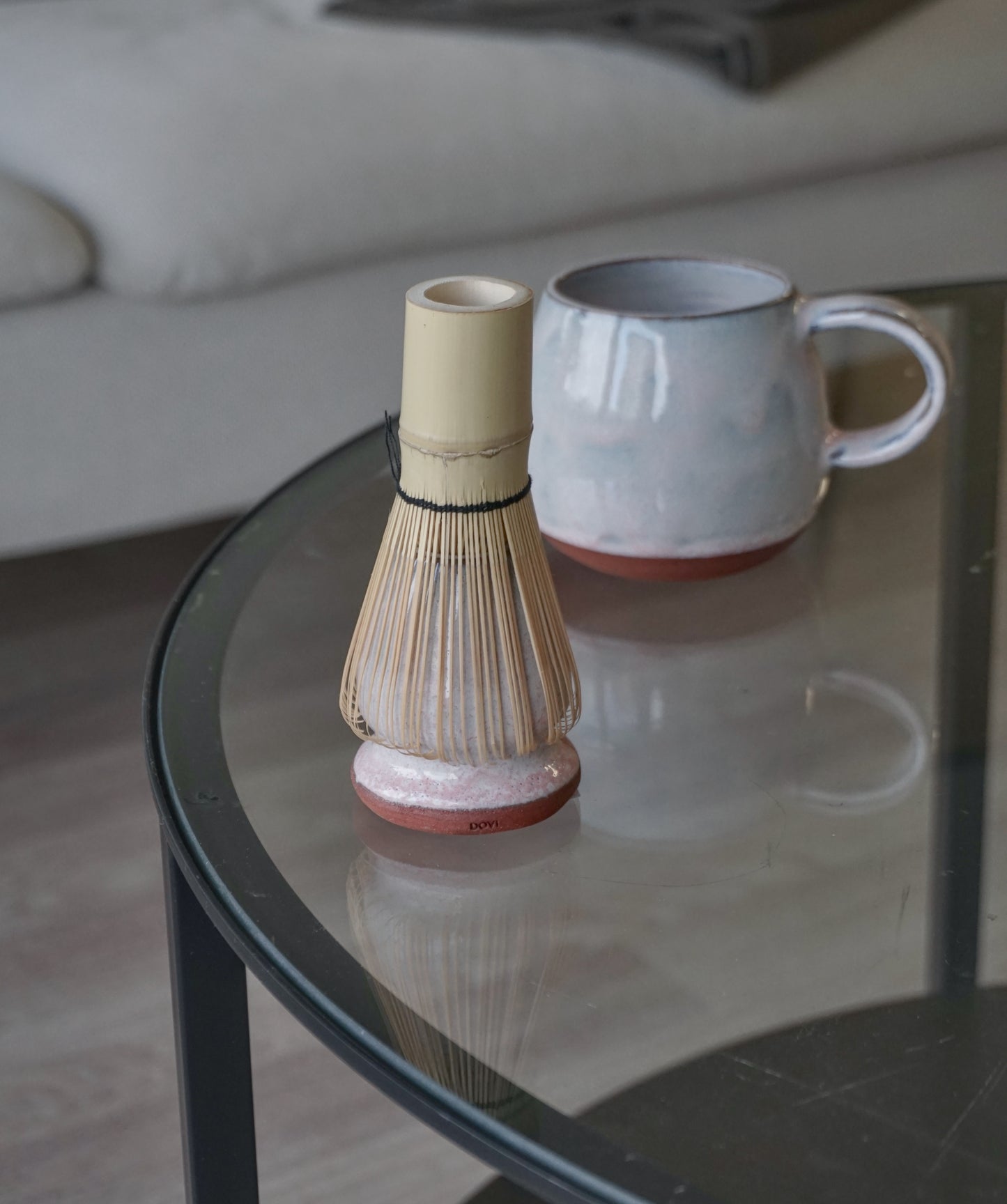 Raudono molio matcha šluotelės laikiklis