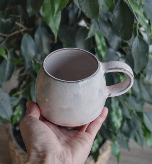 Raudono molio puodelis su ąsele