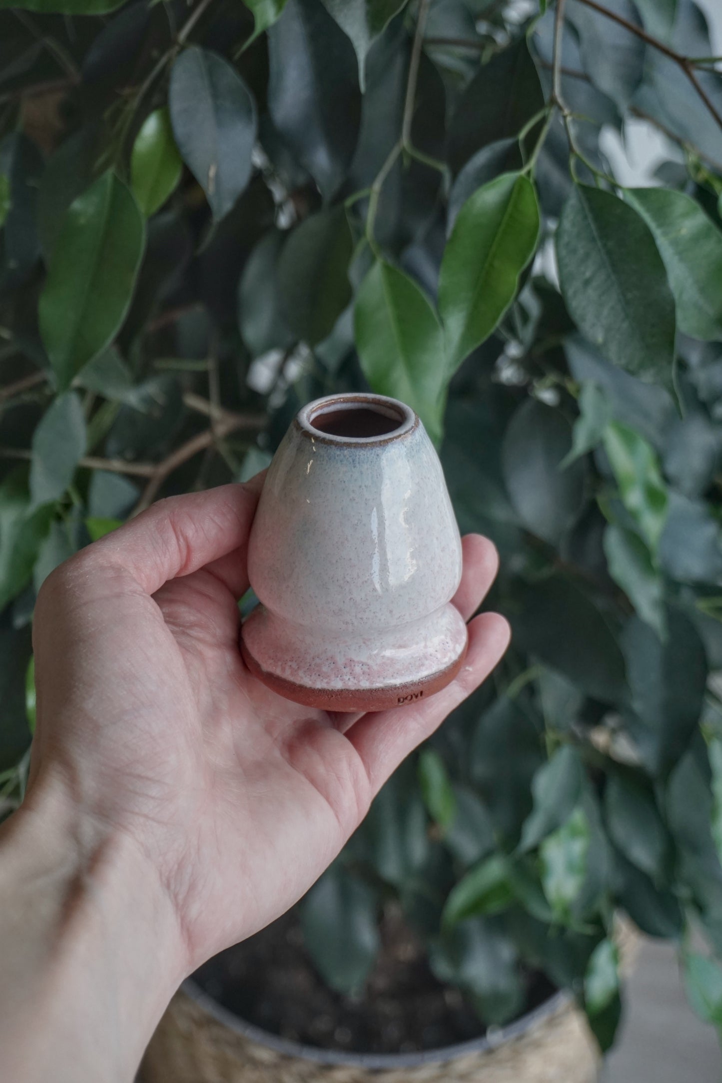 Raudono molio matcha šluotelės laikiklis