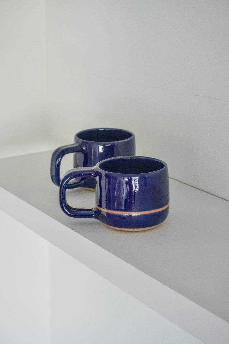 Lipdytas puodelis su ąsele kobalto mėlynas