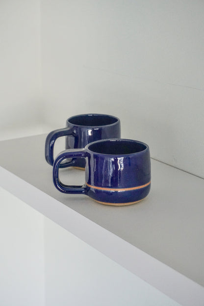 Lipdytas puodelis su ąsele kobalto mėlynas