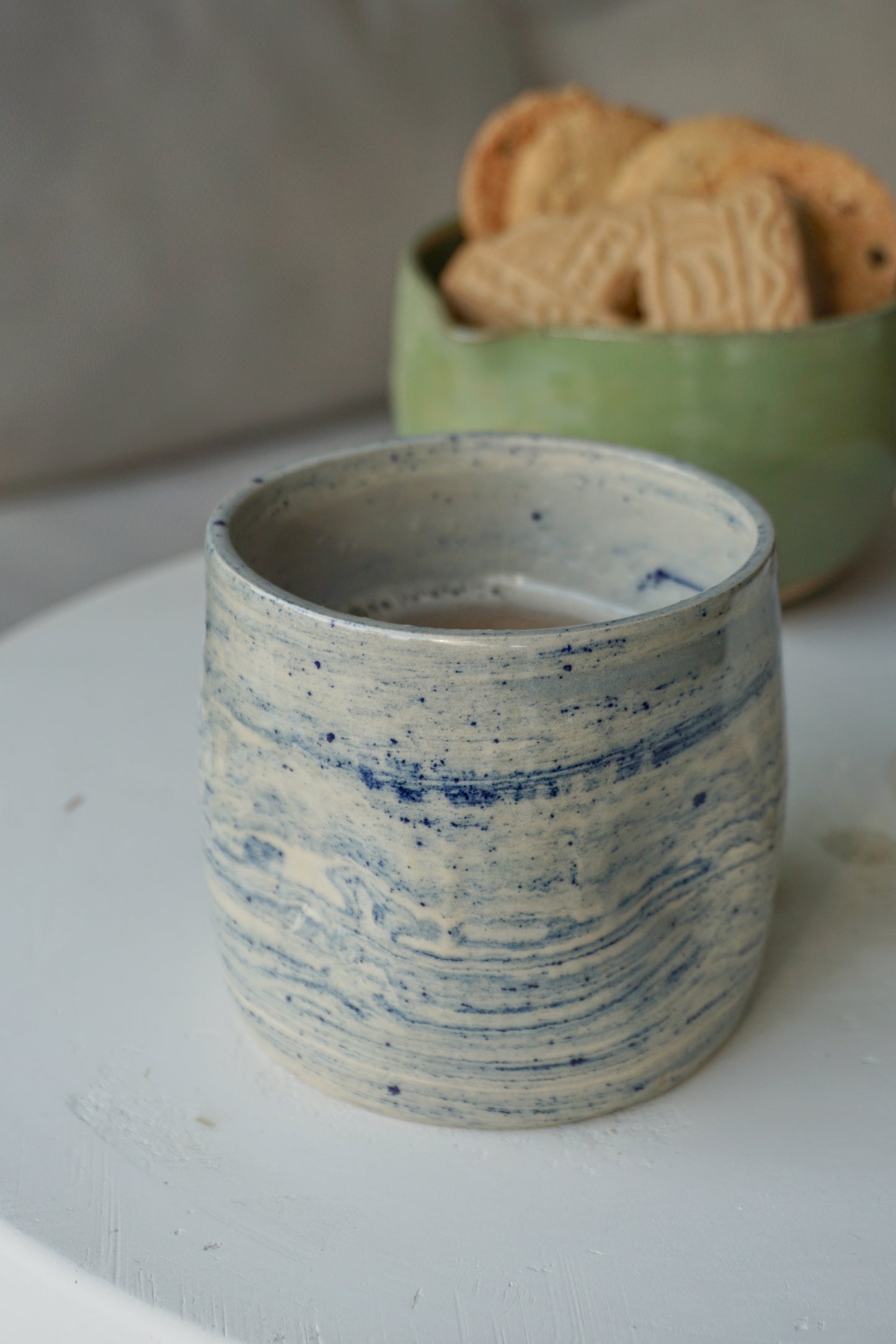 MARBLE puodelis su įspaudais pirštams 320ml