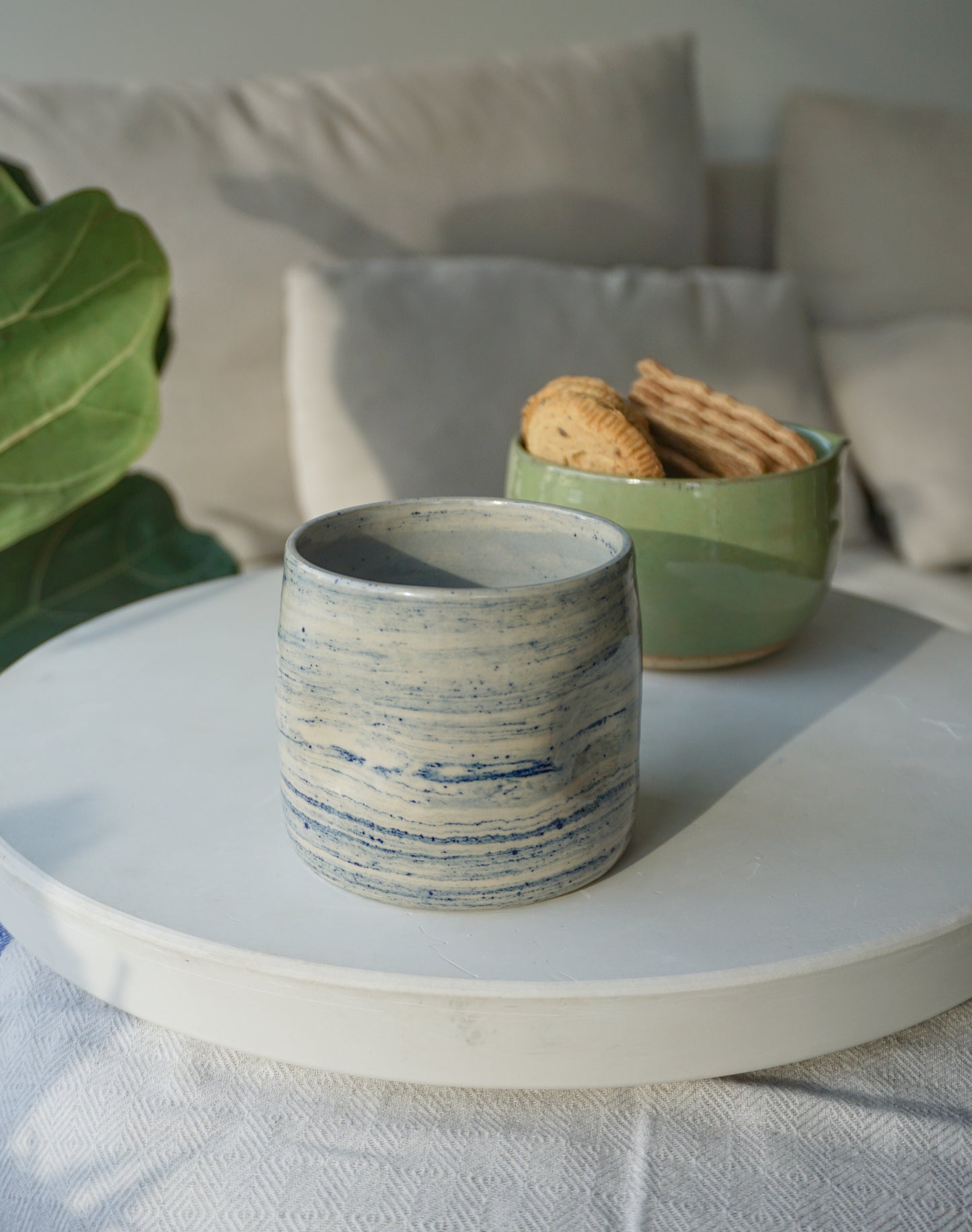 MARBLE puodelis su įspaudais pirštams 320ml