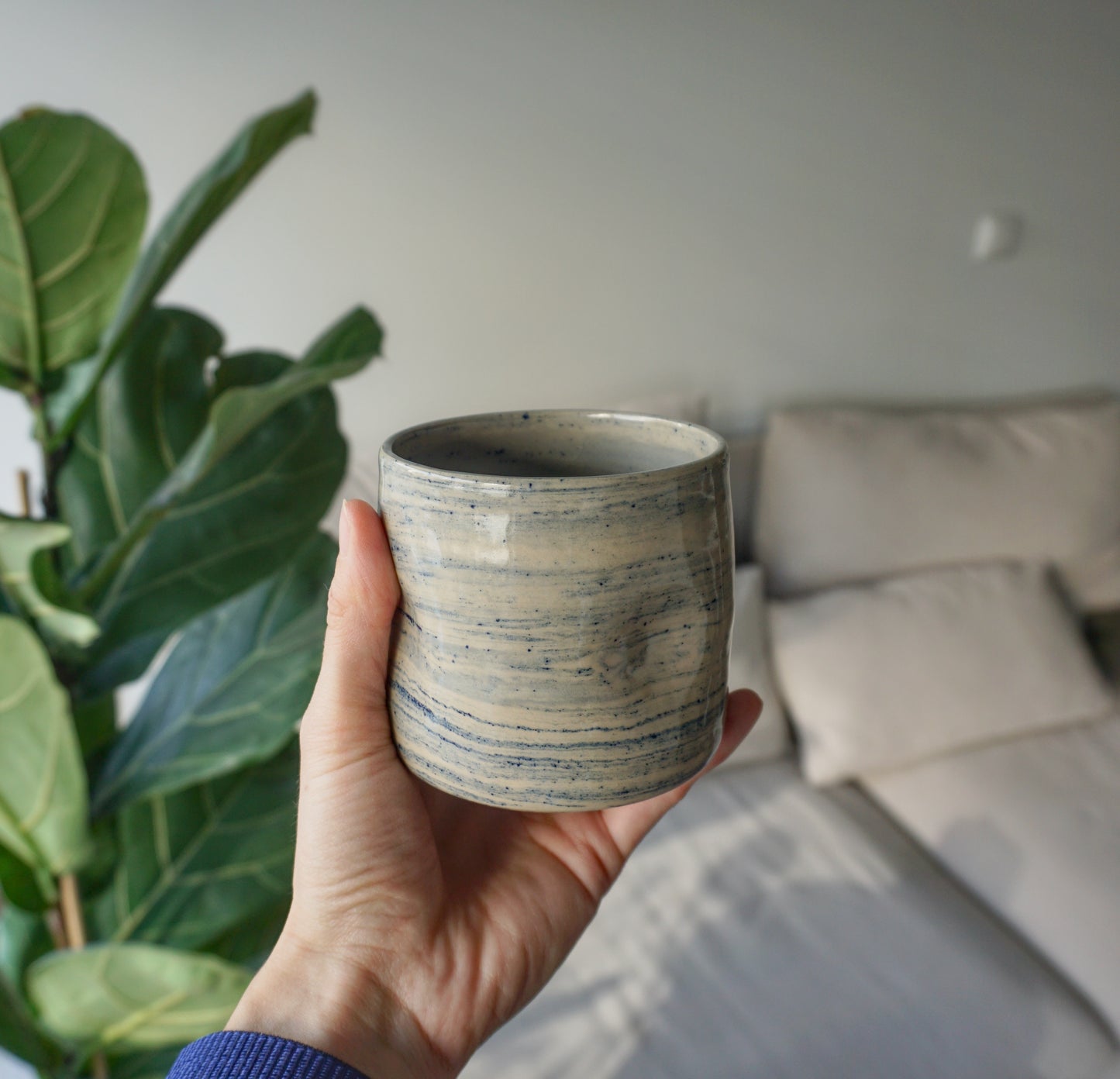 MARBLE puodelis su įspaudais pirštams 320ml