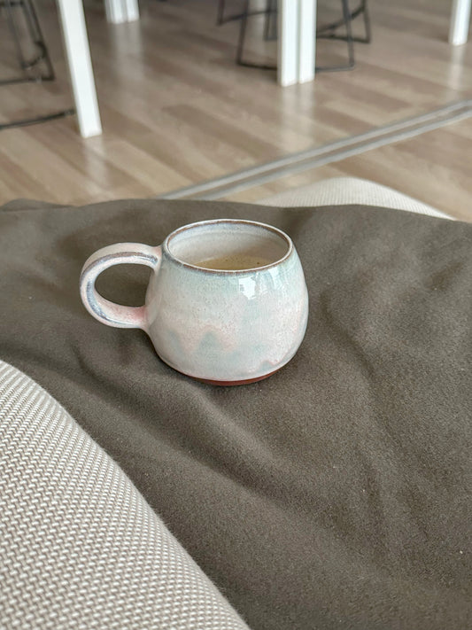 Raudono molio puodelis su ąsele