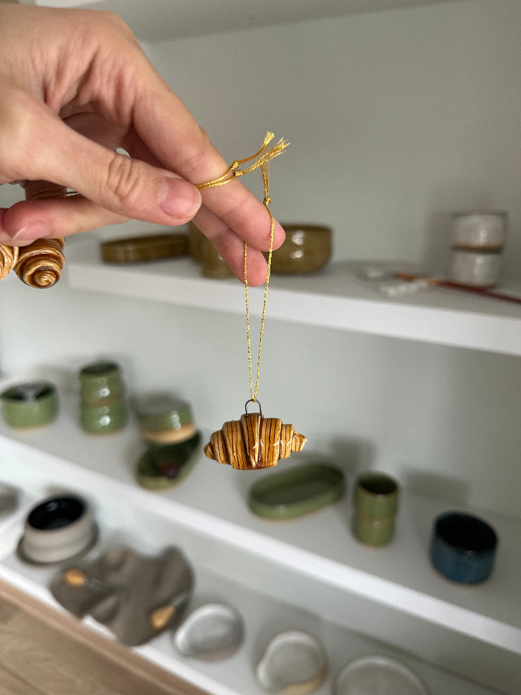 Kruasanas ant kaledines eglutes