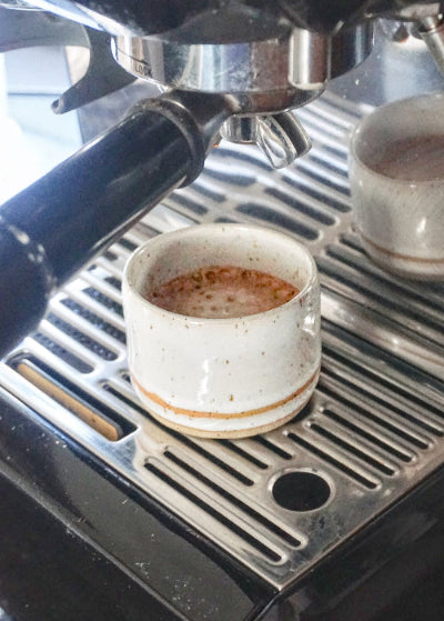baltas espresso puodelis